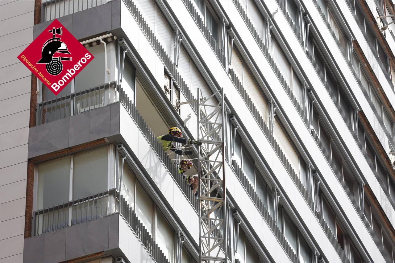 Dos muertos al caer un andamio de una obra en una calle de Benidorm Dos muertos al caer un andamio de una obra en una calle de Benidorm