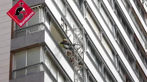 Grave accidente con la caída de un andamio de una obra en Benidorm esta mañana deja dos fallecidos Grave accidente con la caída de un andamio de una obra en Benidorm esta mañana deja dos fallecidos