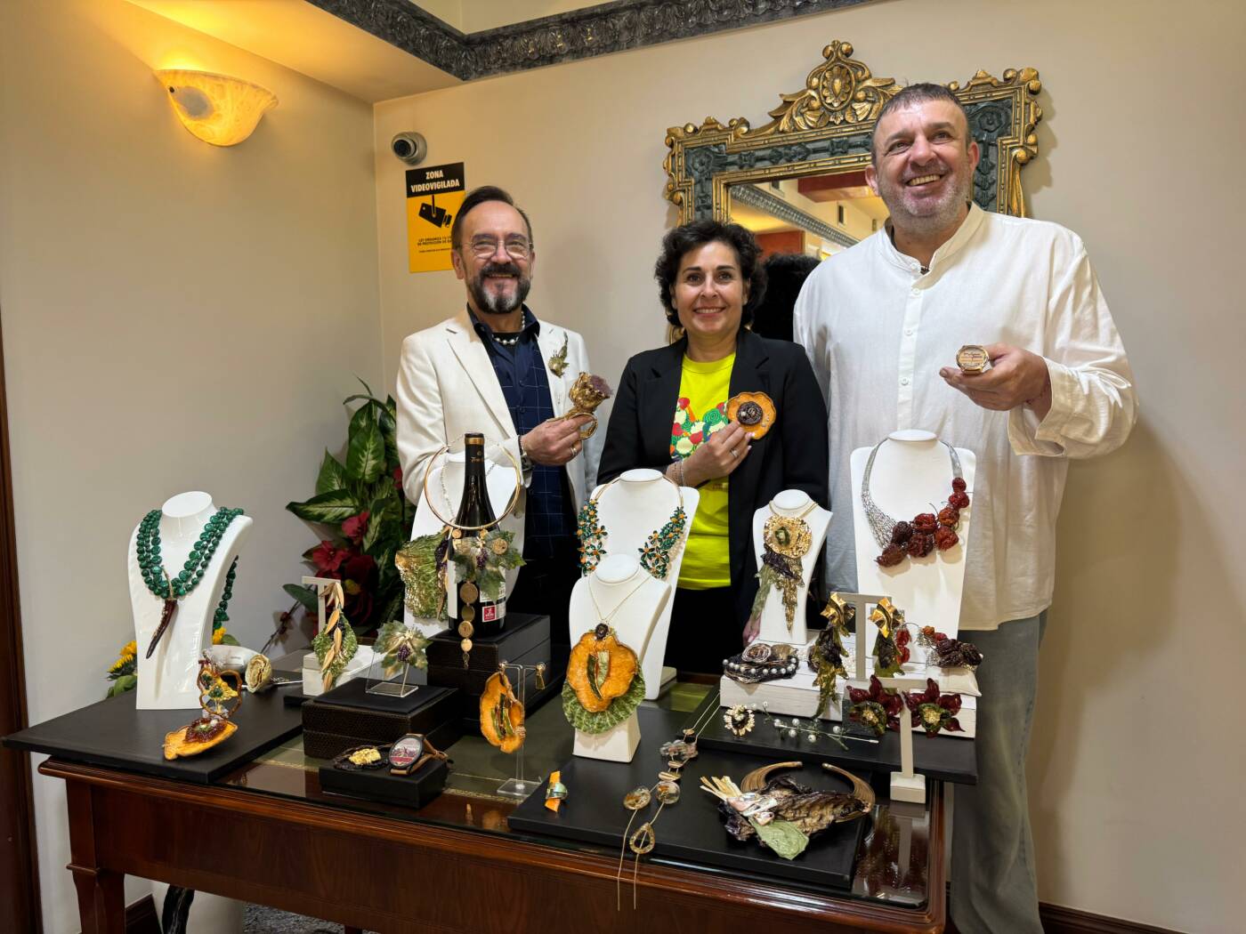 Alcachofas, calabazas y hoja de cardo componen las joyas que se lucirán en la pasarela de Ciudad de la Verdura de Calahorra Alcachofas, calabazas y hoja de cardo componen las joyas que se lucirán en la pasarela de Ciudad de la Verdura de Calahorra