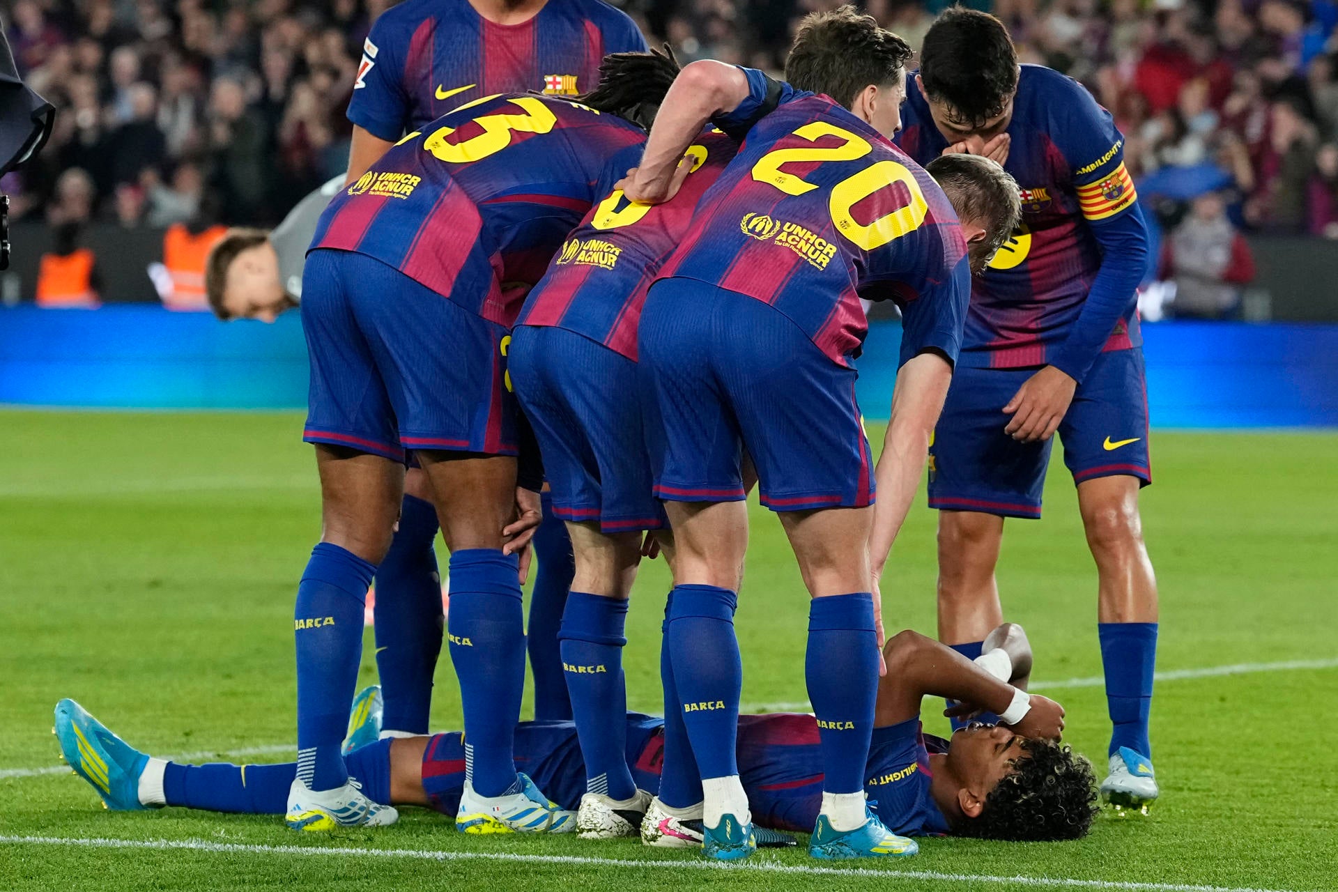 Lamine Yamal da el susto a 50 días del Mundial: cae lesionado tras marcar de penalti ante el Celta Lamine Yamal da el susto a 50 días del Mundial: cae lesionado tras marcar de penalti ante el Celta