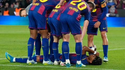 Lamine Yamal lesionado y tendido sobre el terreno de juego pidiendo el cambio Lamine Yamal lesionado y tendido sobre el terreno de juego pidiendo el cambio