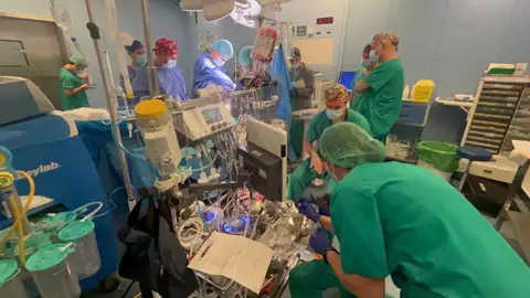 El equipo del Hospital General Universitario de Elda en un momento de la intervención El equipo del Hospital General Universitario de Elda en un momento de la intervención