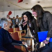 Visita de Elena Albalat (en el centro de la imagen) a la residencia pública de mayores de Torrevieja