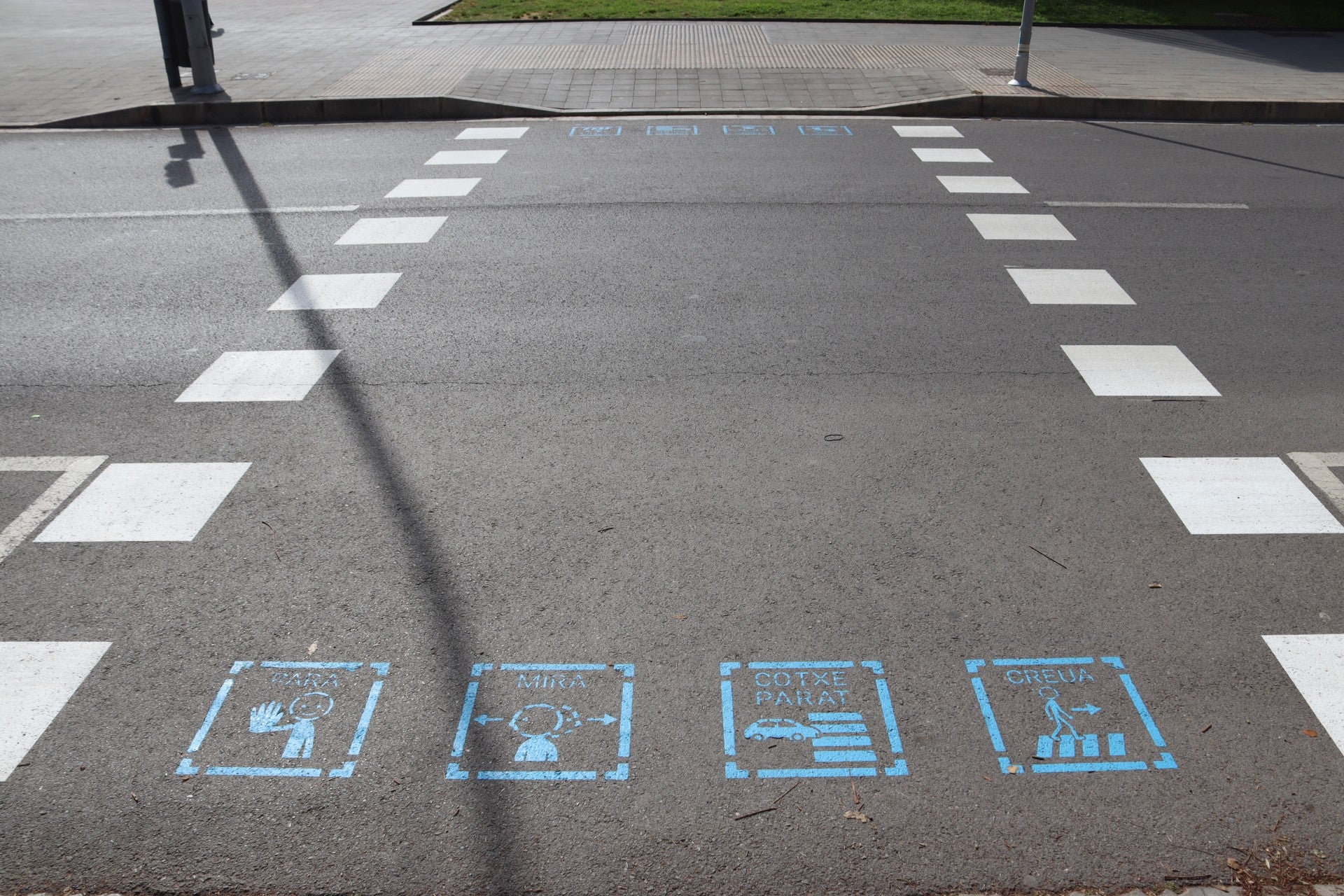 Vila-real incorpora pictogramas en pasos de peatones para mejorar la seguridad y la inclusión Vila-real incorpora pictogramas en pasos de peatones para mejorar la seguridad y la inclusión