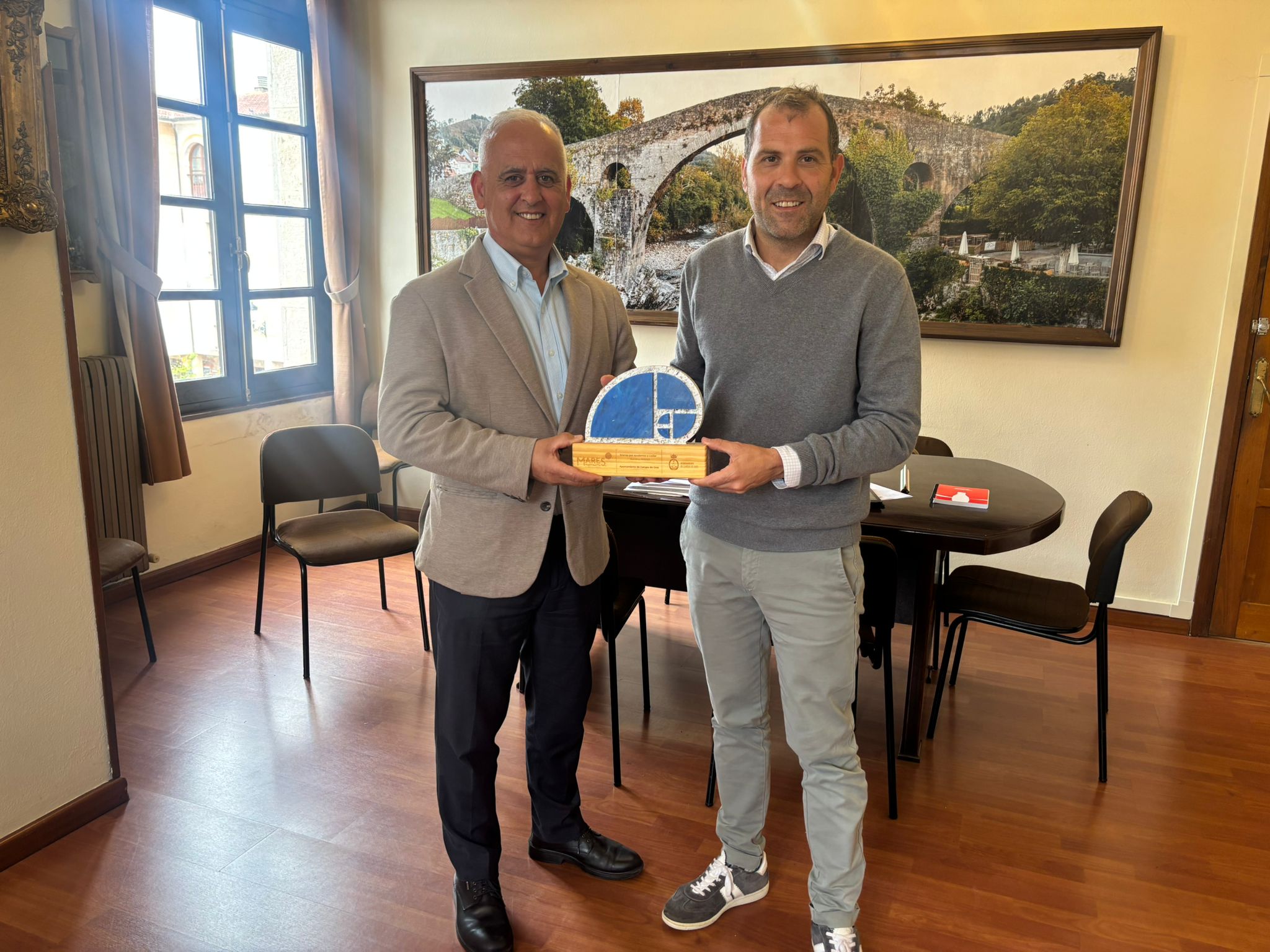 El Ayuntamiento de Cangas de Onís recibe un reconocimiento por su compromiso con la sostenibilidad dentro del proyecto Mares Circulares El Ayuntamiento de Cangas de Onís recibe un reconocimiento por su compromiso con la sostenibilidad dentro del proyecto Mares Circulares