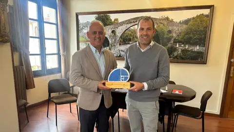 Ramón Méndez entrega el reconocimiento a José Manuel González Castro Ramón Méndez entrega el reconocimiento a José Manuel González Castro