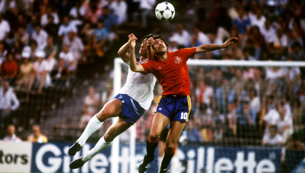 Jesús Zamora peleando un balón por alto con un jugador de la selección de Inglaterra. Jesús Zamora peleando un balón por alto con un jugador de la selección de Inglaterra.