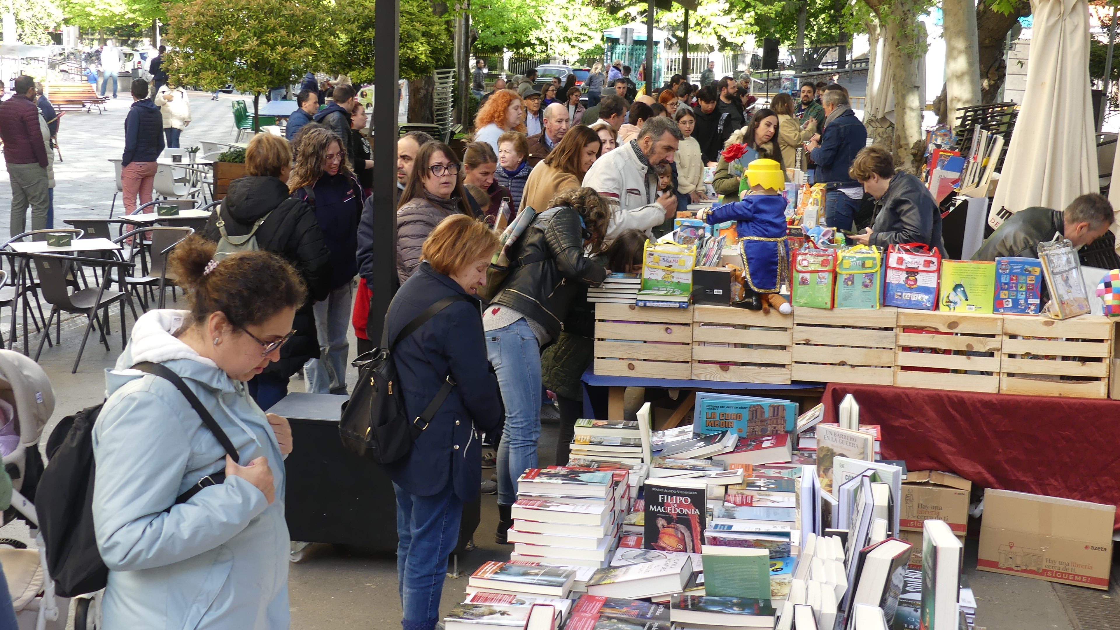 La Plaza de la Hispanidad vuelve a convertirse en el gran escaparate del libro por el Día de la Lectura La Plaza de la Hispanidad vuelve a convertirse en el gran escaparate del libro por el Día de la Lectura