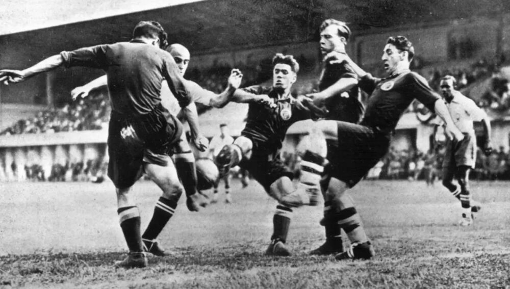 Cuatro defensores españoles frenan un remate de un delantero brasileño en el España-Brasil (3-1) de octavos de final del Mundial 1934