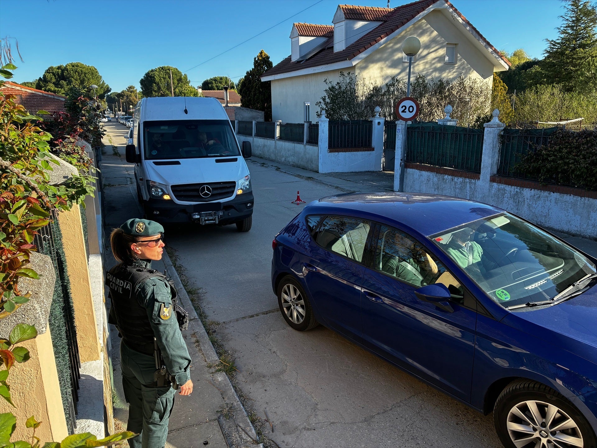 Vehículos de Policía Judicial e Inspección Ocular de la Guardia Civil a su llegada a la antigua vivienda del encasuado por la muerte de Esther López. Vehículos de Policía Judicial e Inspección Ocular de la Guardia Civil a su llegada a la antigua vivienda del encasuado por la muerte de Esther López.