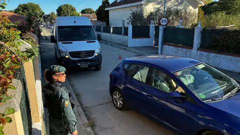 Vehículos de Policía Judicial e Inspección Ocular de la Guardia Civil a su llegada a la antigua vivienda del encasuado por la muerte de Esther López. Vehículos de Policía Judicial e Inspección Ocular de la Guardia Civil a su llegada a la antigua vivienda del encasuado por la muerte de Esther López.