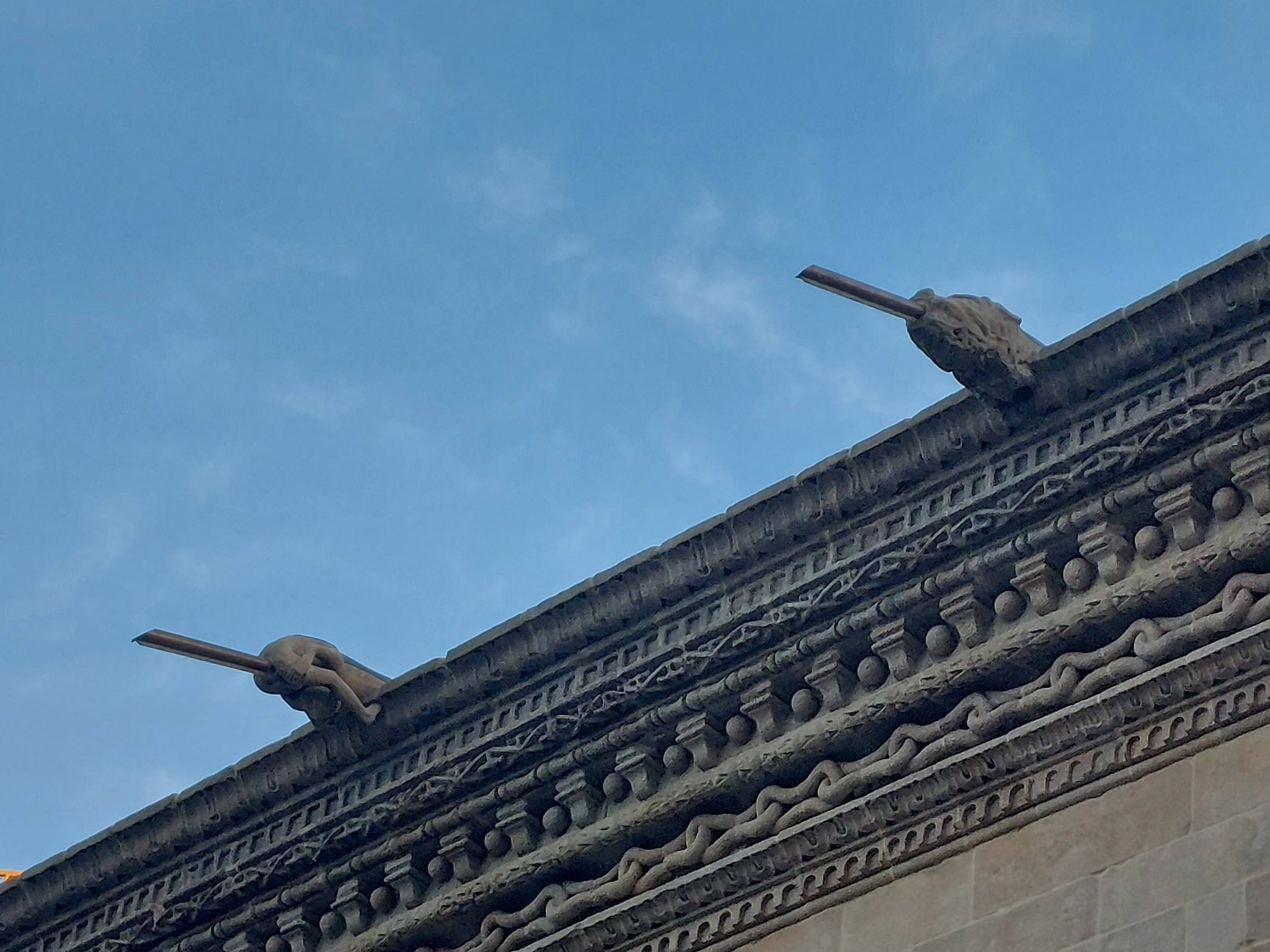 El conselleiro de Cultura descarta la existencia de un “daño estructural irreparable” en las Gárgolas del Hostal y aboga por una solución que “compatibilice la funcionalidad con la estética”. El conselleiro de Cultura descarta la existencia de un “daño estructural irreparable” en las Gárgolas del Hostal y aboga por una solución que “compatibilice la funcionalidad con la estética”.