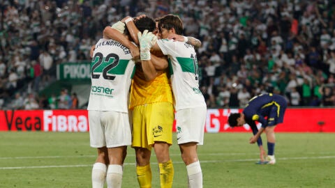 Jugadores del Elche celebrando la victoria ante el Atl&eacute;tico de Madrid 