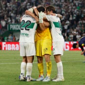 Jugadores del Elche celebrando la victoria ante el Atlético de Madrid 