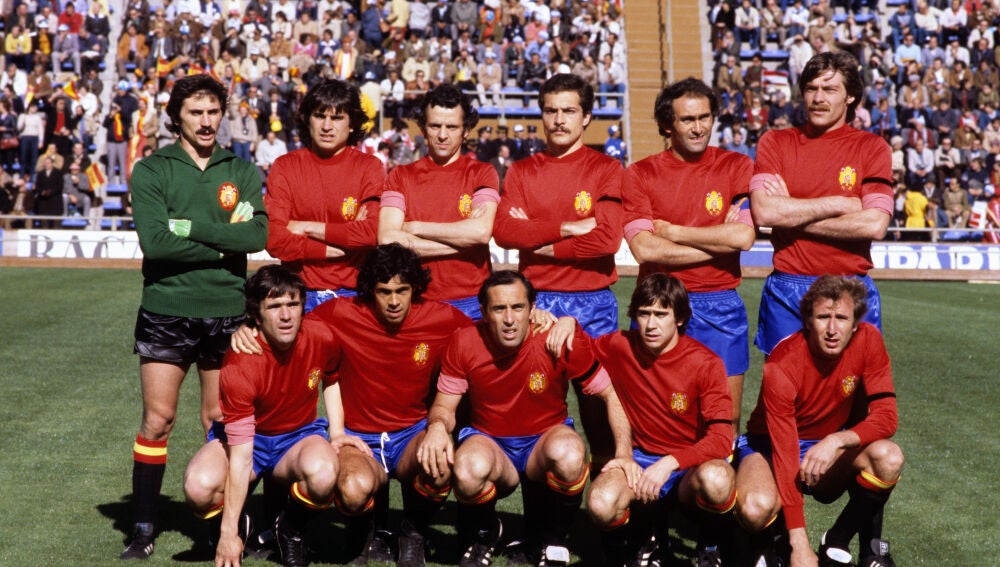 La selección española antes de disputar un partido de fase de grupos frente a Austria, en 1978.