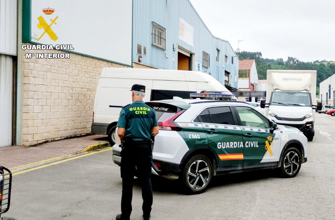 Investigado por robar acero inoxidable en una empresa de Reocín el mismo hombre que sustrajo focos de la A-67 Investigado por robar acero inoxidable en una empresa de Reocín el mismo hombre que sustrajo focos de la A-67