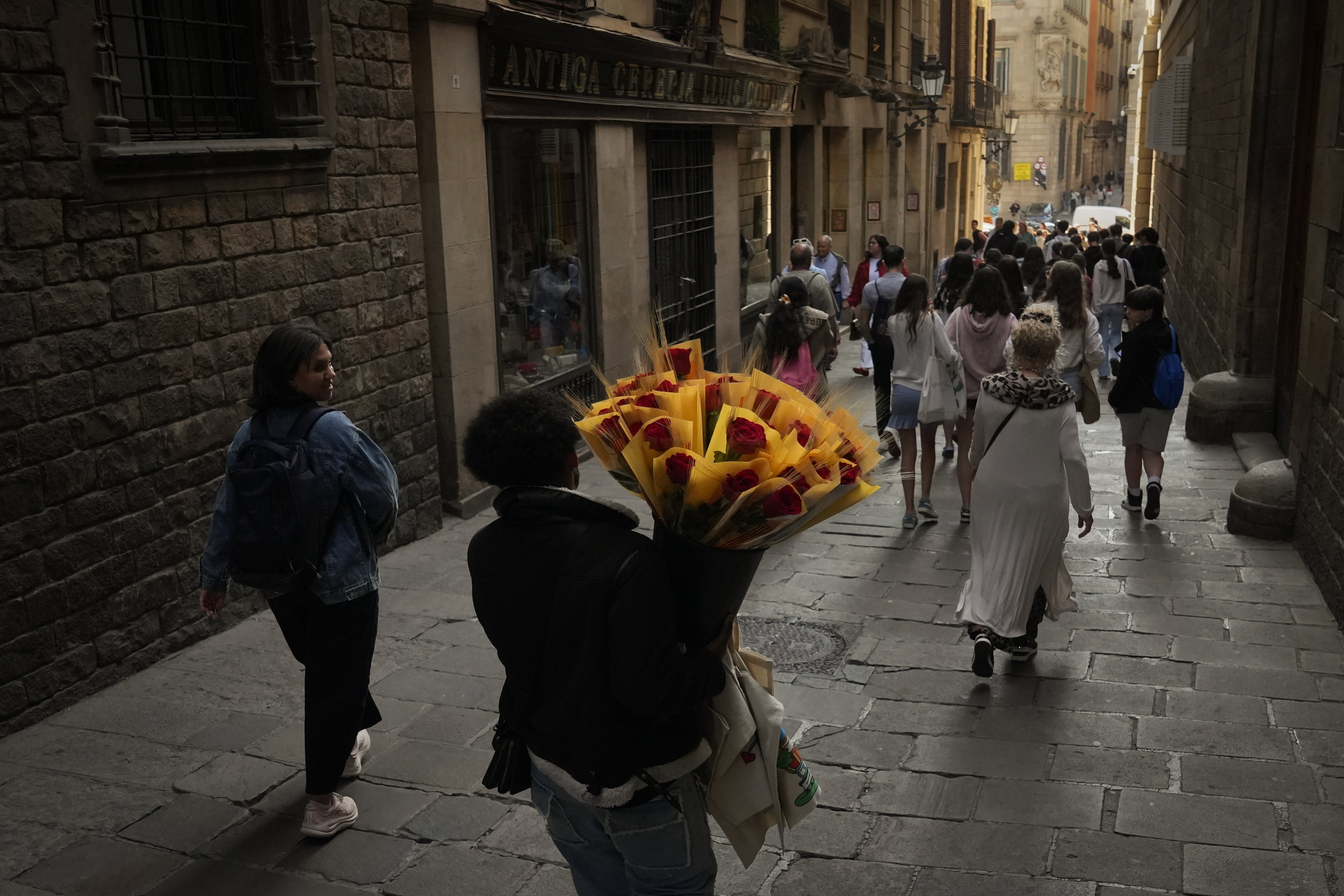 Sant Jordi transforma Barcelona sin la Rambla: libros, rosas y nuevos espacios para la celebración Sant Jordi transforma Barcelona sin la Rambla: libros, rosas y nuevos espacios para la celebración