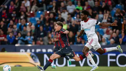 Iván Romero, protagonista del partido, se marcha en velocidad de Agoumé. Iván Romero, protagonista del partido, se marcha en velocidad de Agoumé.