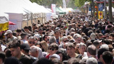Colas de gente esperando a firmar libros en plaza de Catalunya durante el d&iacute;a de Sant Jordi