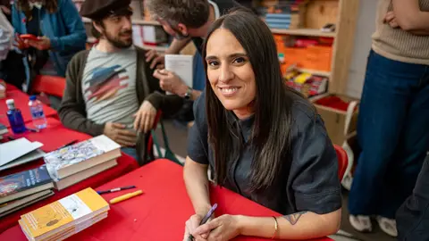 La escritora Lucía Solla firma ejemplares de sus libros en la Fira de Llibres de Sant Jordi de 2026. La escritora Lucía Solla firma ejemplares de sus libros en la Fira de Llibres de Sant Jordi de 2026.