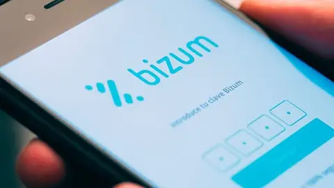 Imagen de un usuario utilizando Bizum en su móvil. Imagen de un usuario utilizando Bizum en su móvil.