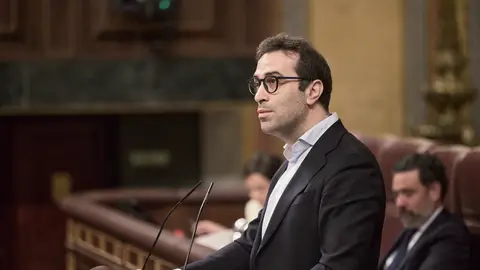Carlos Cuerpo en el Congreso de los Diputados. Carlos Cuerpo sorprende con su app para medir decibelios en el Congreso y compara el ruido del PP con el de un estadio de fútbol