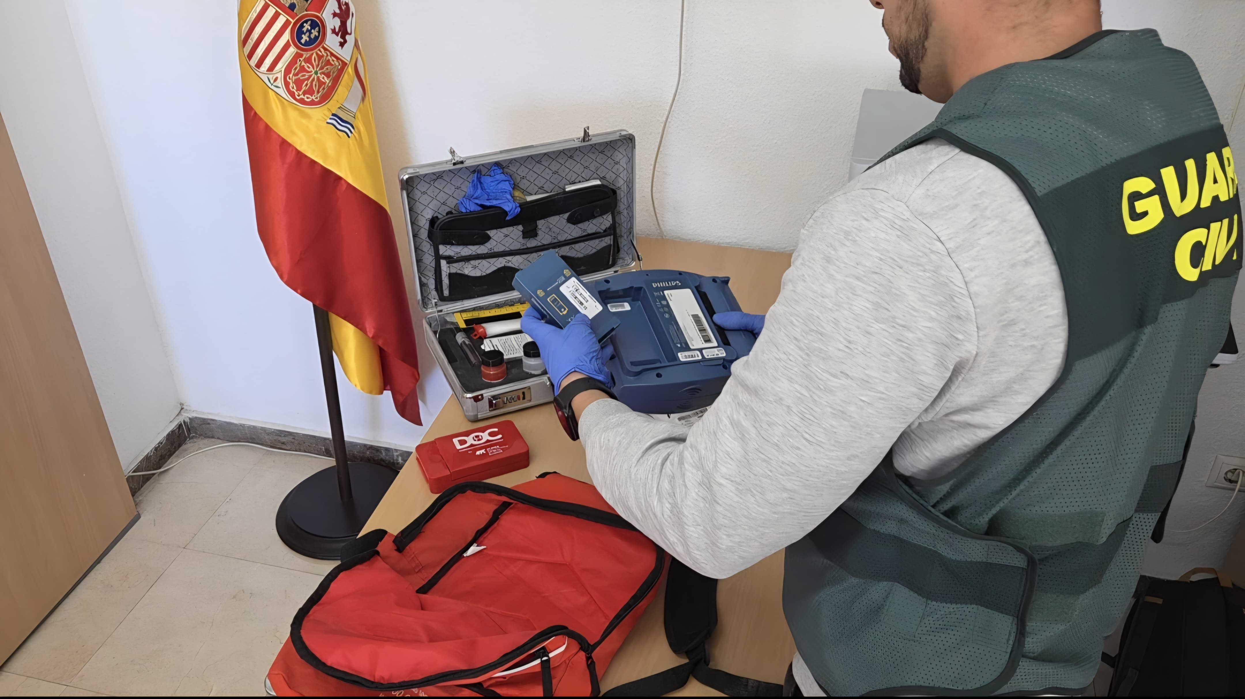 La Guardia Civil recupera un desfibrilador robado en una instalación deportiva pública de Novelda La Guardia Civil recupera un desfibrilador robado en una instalación deportiva pública de Novelda