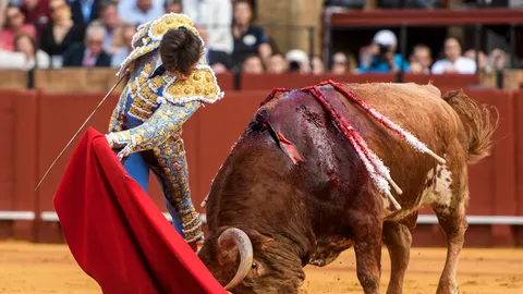 Roca Rey durante el primer toro este jueves en la Maestranza (Sevilla)