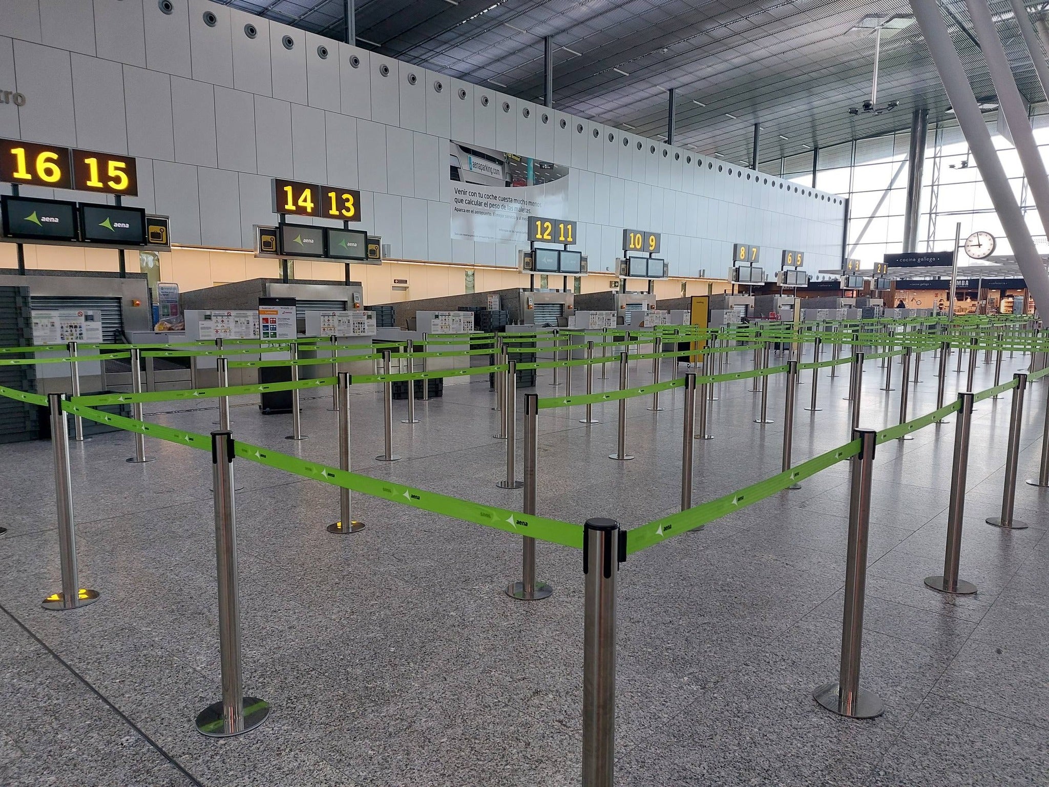 Cierra el aeropuerto de Lavacolla durante 35 días por obras de restauración de la pista mientras los trabajadores de la terminal están en ERTE, vacaciones o desplazados a Alvedro Cierra el aeropuerto de Lavacolla durante 35 días por obras de restauración de la pista mientras los trabajadores de la terminal están en ERTE, vacaciones o desplazados a Alvedro