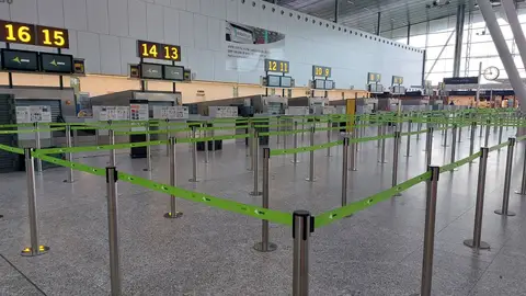 Cierra el aeropuerto de Lavacolla durante 35 días por obras de restauración de la pista mientras los trabajadores de la terminal están en ERTE, vacaciones o desplazados a Alvedro Cierra el aeropuerto de Lavacolla durante 35 días por obras de restauración de la pista mientras los trabajadores de la terminal están en ERTE, vacaciones o desplazados a Alvedro