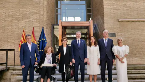 Los presidentes del Gobierno de Aragón y las Cortes de Aragón con los premiados en el Día de Aragón Los presidentes del Gobierno de Aragón y las Cortes de Aragón con los premiados en el Día de Aragón