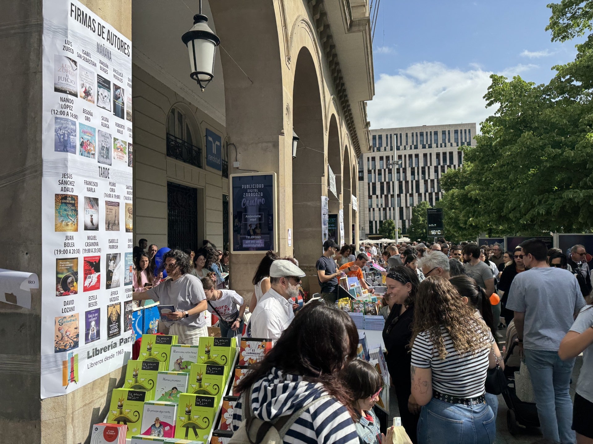 Las calles de Zaragoza acogen a autores y libreros en el Día del Libro Las calles de Zaragoza acogen a autores y libreros en el Día del Libro