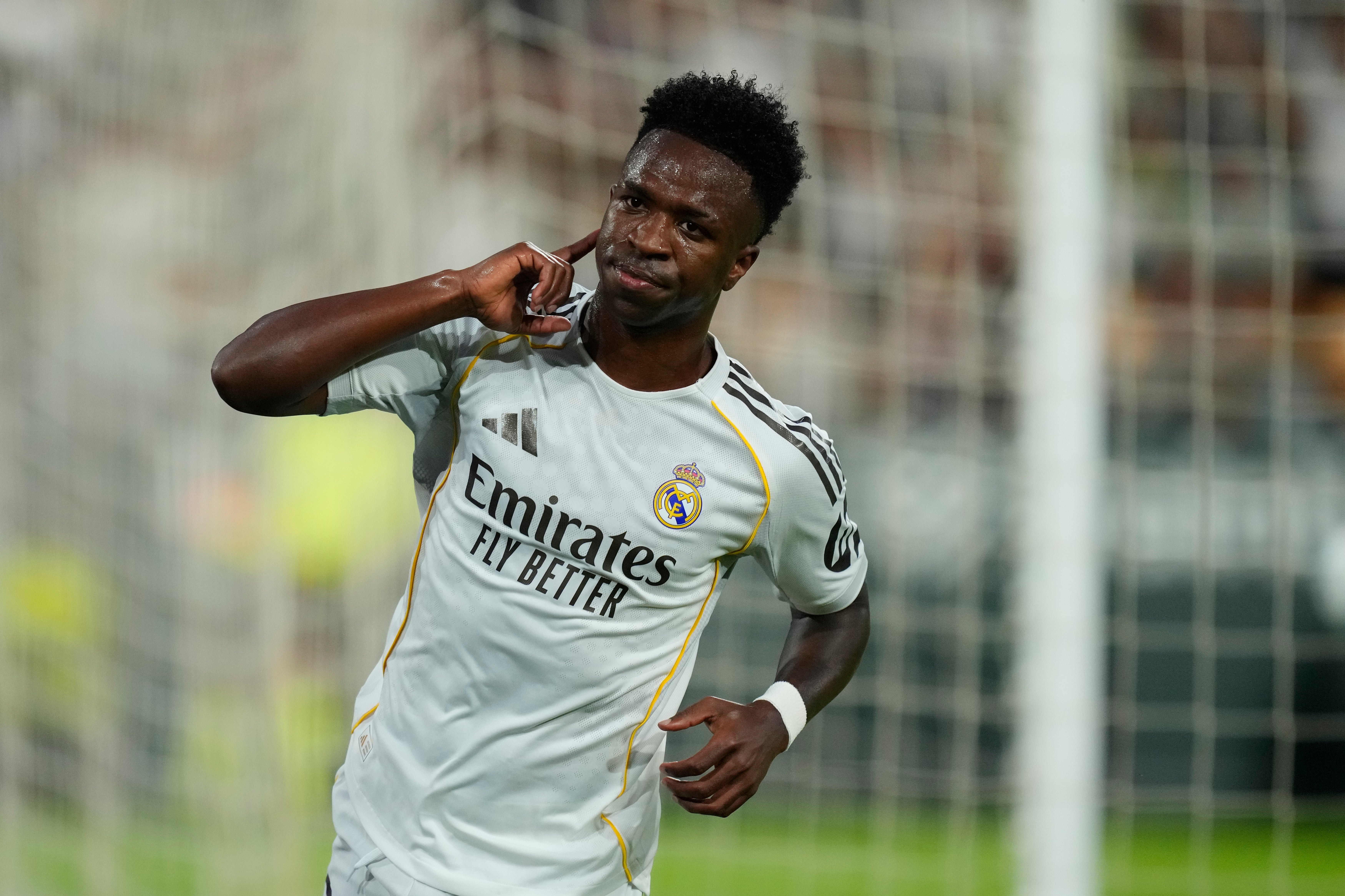 Detenido un aficionado del Atleti por insultos racistas a Vinicius antes de un partido contra el Barcelona Detenido un aficionado del Atleti por insultos racistas a Vinicius antes de un partido contra el Barcelona