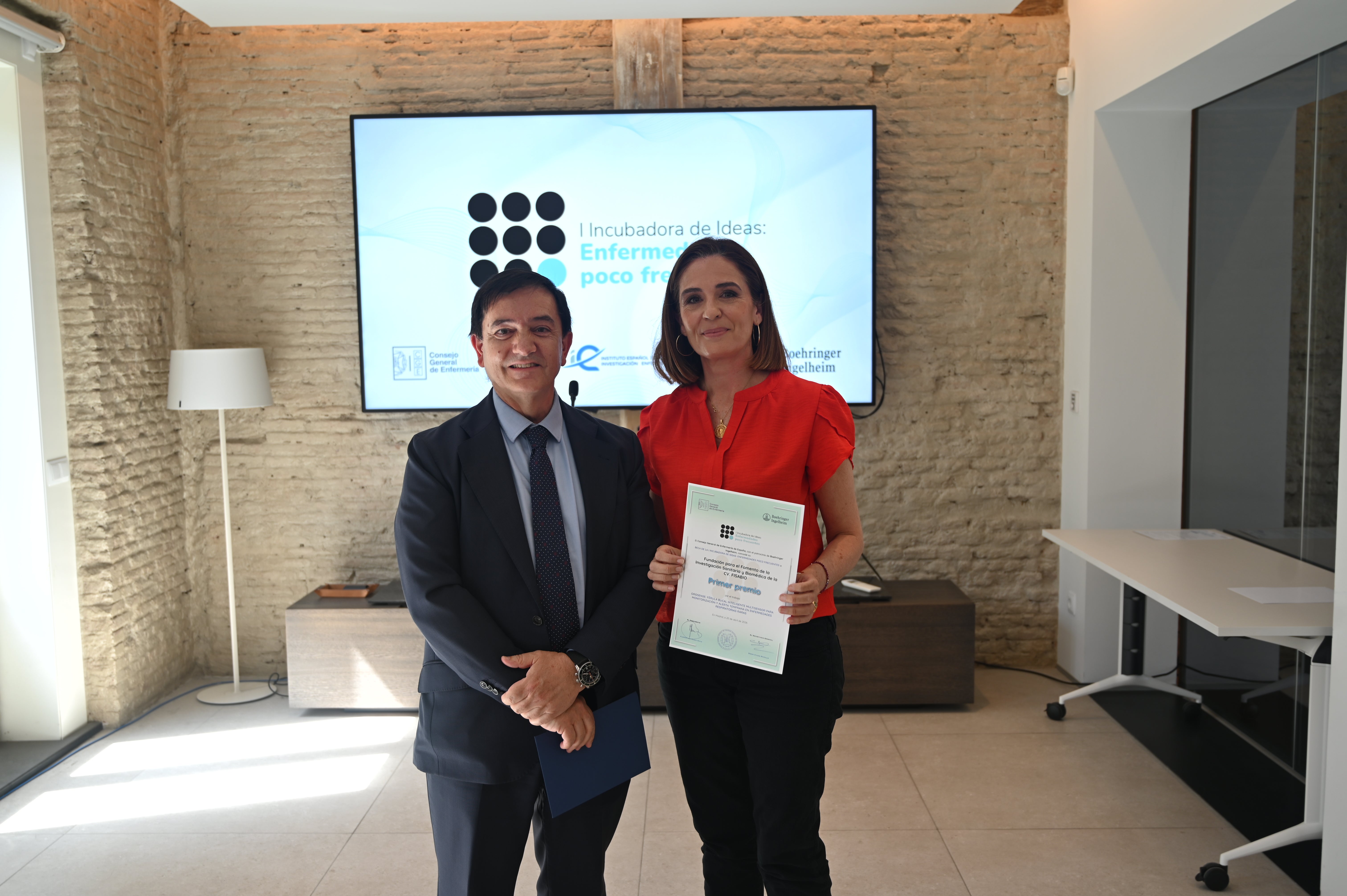 Esther Soler, enfermera del Hospital General Universitario de Elche gana un premio por el diseño de una férula bucal inteligente Esther Soler, enfermera del Hospital General Universitario de Elche gana un premio por el diseño de una férula bucal inteligente