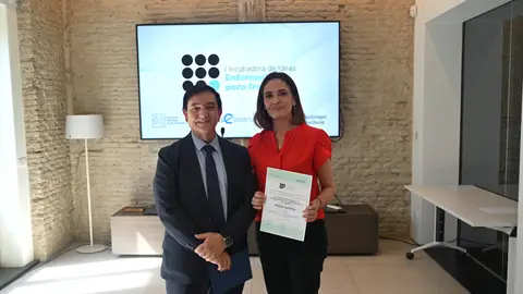 Esther Soler, enfermera del Hospital General Universitario de Elche tras recoger el premio. Esther Soler, enfermera del Hospital General Universitario de Elche tras recoger el premio.