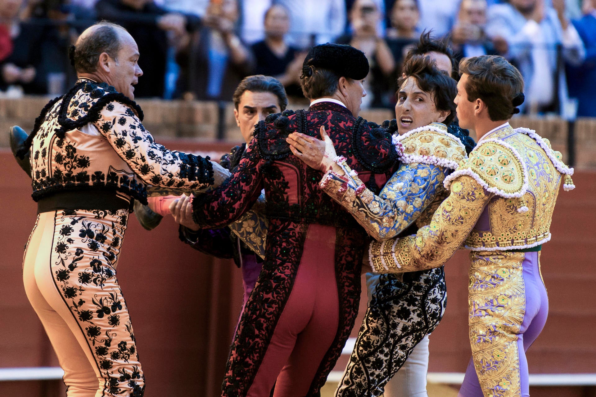 Roca Rey es trasladado a la enfermería por su cuadrilla Roca Rey es trasladado a la enfermería por su cuadrilla