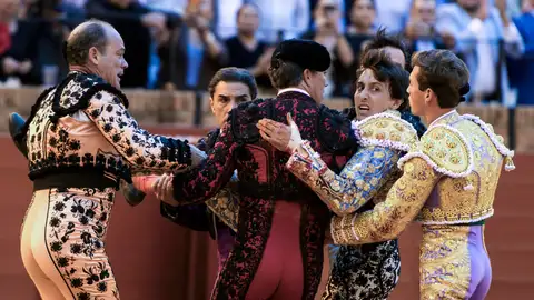 Roca Rey es trasladado a la enfermería por su cuadrilla Roca Rey es trasladado a la enfermería por su cuadrilla