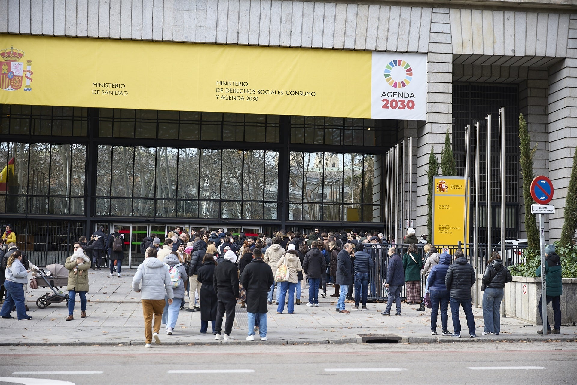 Los MIR se unen a los sindicatos médicos para exigir la dimisión de Mónica García: "Es un desprecio total y absoluto al esfuerzo de los opositores" Los MIR se unen a los sindicatos médicos para exigir la dimisión de Mónica García: "Es un desprecio total y absoluto al esfuerzo de los opositores"