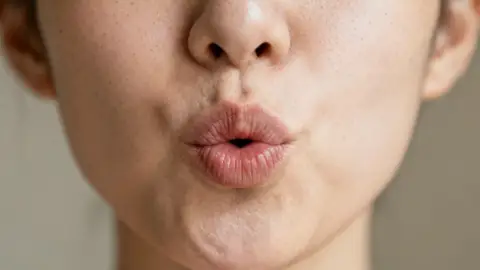 Por qué silbar es tan difícil para algunos y qué dice la ciencia sobre esta habilidad Por qué silbar es tan difícil para algunos y qué dice la ciencia sobre esta habilidad