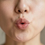 Por qué silbar es tan difícil para algunos y qué dice la ciencia sobre esta habilidad