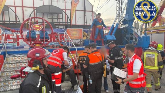 Efectivos de emergencias socorren a los heridos en el lugar del accidente.