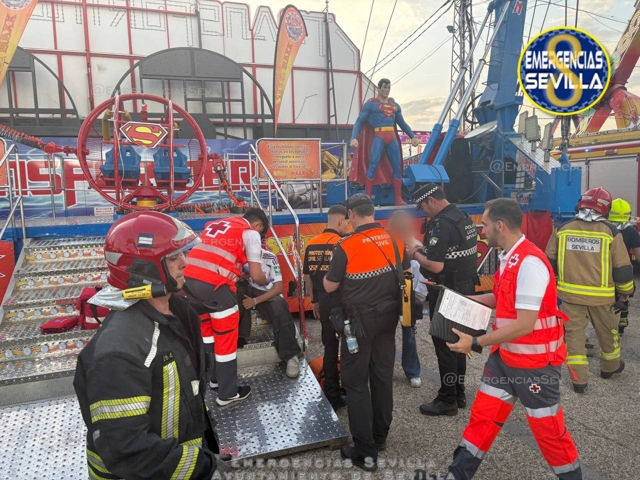 El impactante vídeo del accidente de una atracción de la Feria de Sevilla que deja cuatro heridos El impactante vídeo del accidente de una atracción de la Feria de Sevilla que deja cuatro heridos