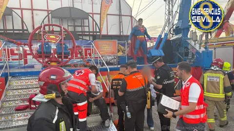 Efectivos de emergencias socorren a los heridos en el lugar del accidente. Efectivos de emergencias socorren a los heridos en el lugar del accidente.