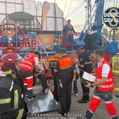 Efectivos de emergencias socorren a los heridos en el lugar del accidente. Efectivos de emergencias socorren a los heridos en el lugar del accidente.