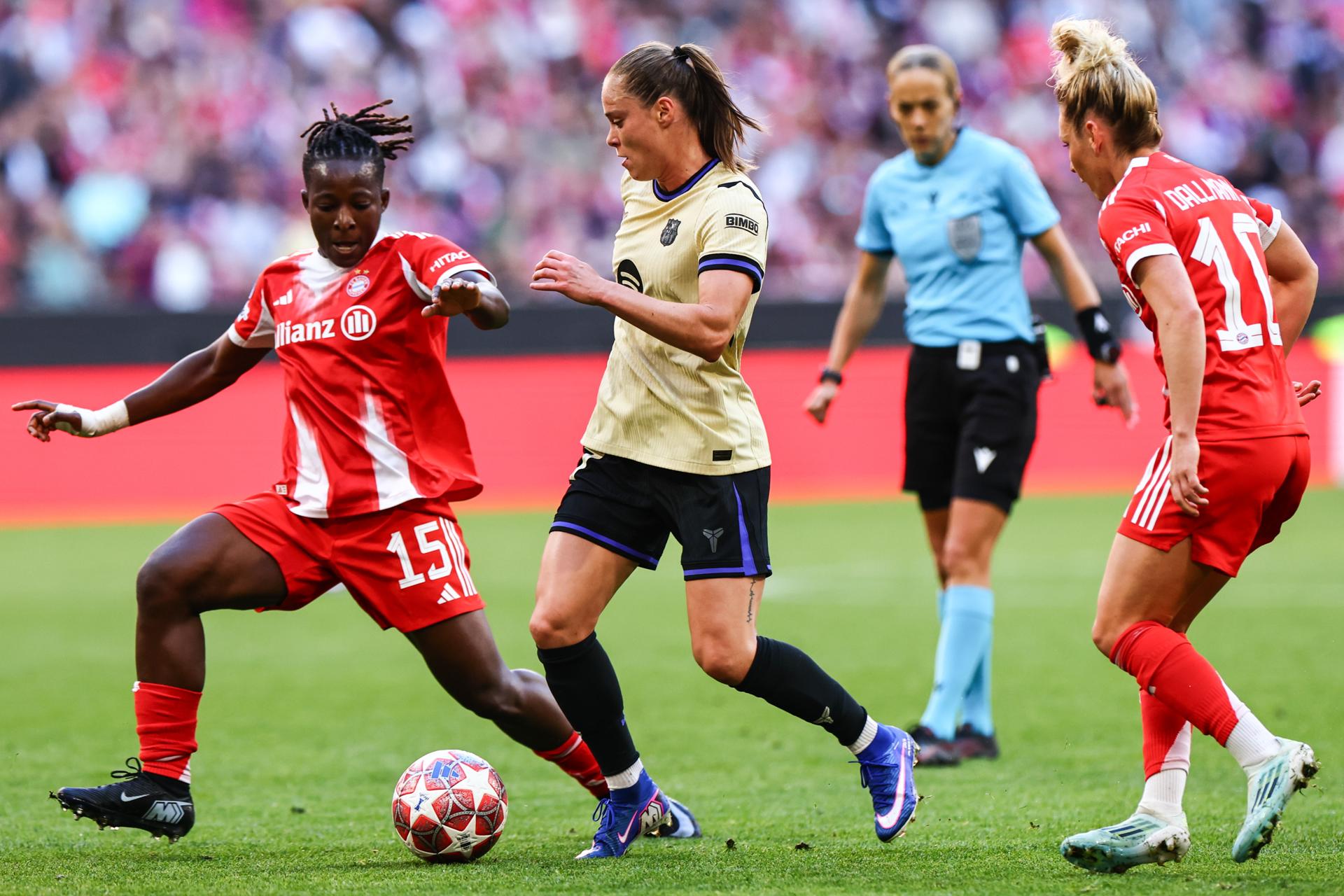 Ewa Pajor (C) del Barcelona en acción contra Bernadette Amani y Linda Dallmann del Bayern de Múnich durante el partido de ida de las semifinales de la Liga de Campeones Femenina de la UEFA Ewa Pajor (C) del Barcelona en acción contra Bernadette Amani y Linda Dallmann del Bayern de Múnich durante el partido de ida de las semifinales de la Liga de Campeones Femenina de la UEFA