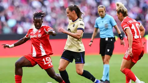 Ewa Pajor (C) del Barcelona en acción contra Bernadette Amani y Linda Dallmann del Bayern de Múnich durante el partido de ida de las semifinales de la Liga de Campeones Femenina de la UEFA Ewa Pajor (C) del Barcelona en acción contra Bernadette Amani y Linda Dallmann del Bayern de Múnich durante el partido de ida de las semifinales de la Liga de Campeones Femenina de la UEFA