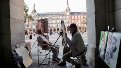 Miguel &Aacute;ngel, caricaturista en la Plaza Mayor de Madrid