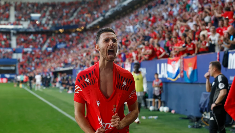 Raúl celebra su gol antes el Sevilla Raúl celebra su gol antes el Sevilla