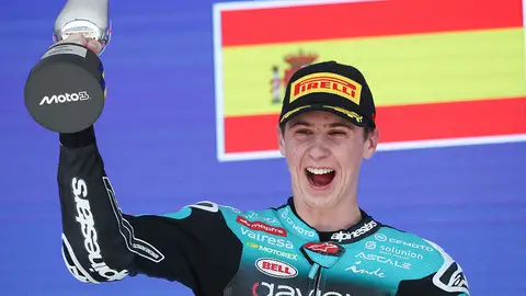 Máximo Quiles celebra su victoria en el GP de Jerez Máximo Quiles celebra su victoria en el GP de Jerez