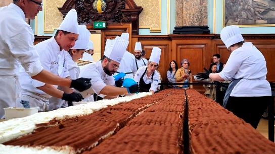 El equipo de cocina trabaja en el tiramis&uacute; que ha conseguido el r&eacute;cord Guinness